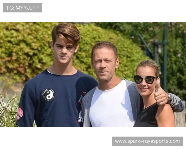 足球星二代与普通球员子女拍照风格大不同 展现独特魅力与家庭背景