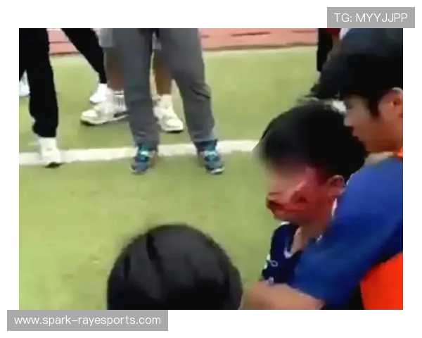 足球球星遭对手恶意踩脚受伤 赛场暴力行为引发热议 足球球星遭对手恶意踩脚受伤 赛场暴力行为引发热议